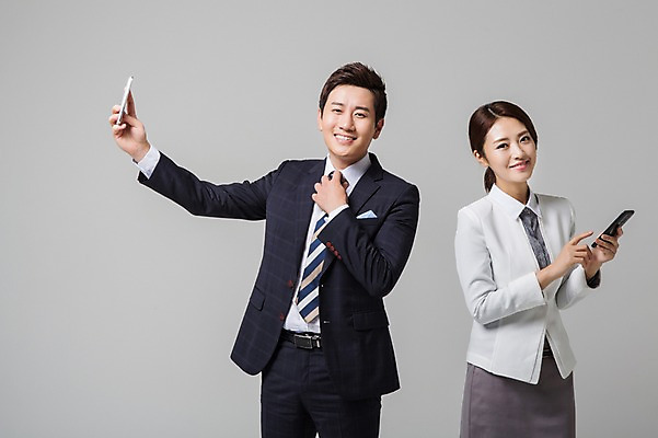 포토 JPG 스튜디오촬영 여자 남자 비즈니스 모션 실내 서기 웃음 들기 사람 동양인 정장 상반신 성인 두명 앞모습 30대 스마트폰 핸드폰 한국인 웹서핑 비즈니스맨 비즈니스우먼 장년만 성인만 국내포토 옷 뷰포인트 표정 인종 내부 장년 전자제품 스마트기기 직장인 파일형식