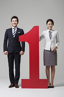 포토 JPG 스튜디오촬영 전신 1 여자 남자 비즈니스 실내 서기 웃음 사람 동양인 정장 성인 두명 앞모습 30대 숫자 한국인 비즈니스맨 비즈니스우먼 장년만 성인만 국내포토 문자 옷 뷰포인트 모션 표정 인종 내부 장년 직장인 파일형식