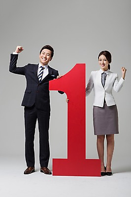 포토 JPG 스튜디오촬영 전신 1 여자 남자 비즈니스 모션 실내 서기 웃음 사람 동양인 정장 손짓 성인 두명 앞모습 30대 숫자 파이팅 주먹 한국인 비즈니스맨 비즈니스우먼 장년만 성인만 국내포토 문자 옷 뷰포인트 표정 인종 내부 장년 직장인 파일형식