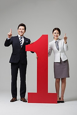 포토 JPG 스튜디오촬영 전신 1 여자 남자 비즈니스 모션 실내 서기 웃음 사람 동양인 정장 손짓 성인 두명 앞모습 30대 숫자 한국인 검지손가락 가리킴 비즈니스맨 비즈니스우먼 장년만 성인만 국내포토 문자 옷 뷰포인트 손가락 표정 인종 내부 장년 직장인 파일형식