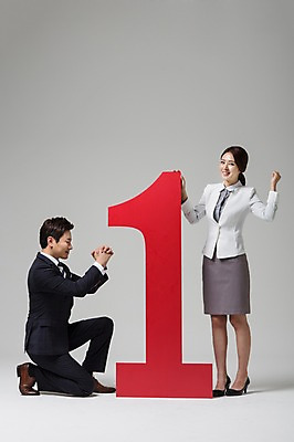 포토 JPG 스튜디오촬영 전신 여자 남자 비즈니스 모션 실내 서기 웃음 사람 동양인 정장 손짓 성인 두명 앞모습 옆모습 30대 눈감음 파이팅 주먹 한국인 기도 비즈니스맨 비즈니스우먼 무릎꿇기 손모으기 장년만 성인만 국내포토 옷 뷰포인트 표정 인종 내부 장년 직장인 파일형식