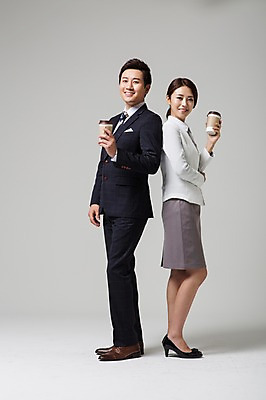 포토 JPG 스튜디오촬영 전신 여자 남자 커피 음료 비즈니스 모션 휴식 실내 서기 웃음 들기 사람 동양인 정장 성인 두명 옆모습 30대 한국인 비즈니스맨 비즈니스우먼 장년만 성인만 국내포토 옷 뷰포인트 컨셉 표정 인종 내부 장년 직장인 파일형식