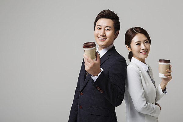 포토 JPG 스튜디오촬영 여자 남자 커피 음료 비즈니스 모션 휴식 실내 웃음 들기 사람 동양인 정장 상반신 성인 두명 옆모습 30대 한국인 비즈니스맨 비즈니스우먼 장년만 성인만 국내포토 옷 뷰포인트 컨셉 표정 인종 내부 장년 직장인 파일형식