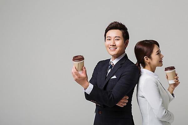 포토 JPG 스튜디오촬영 여자 남자 커피 음료 비즈니스 모션 휴식 실내 웃음 들기 사람 동양인 정장 상반신 성인 두명 옆모습 30대 한국인 비즈니스맨 비즈니스우먼 장년만 성인만 국내포토 옷 뷰포인트 컨셉 표정 인종 내부 장년 직장인 파일형식
