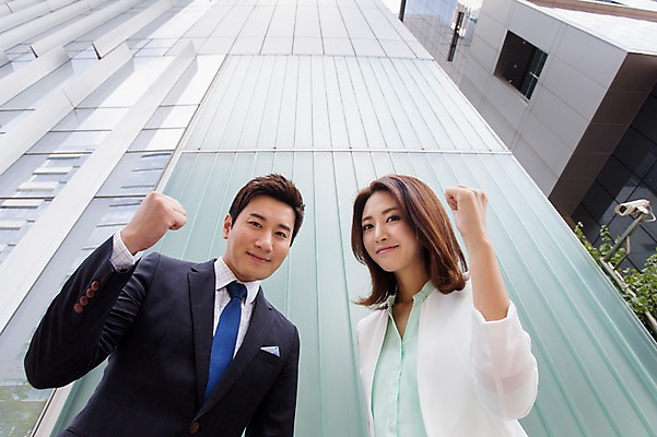 포토 JPG 주간 여자 남자 로우앵글 비즈니스 모션 사람 동양인 정장 손짓 상반신 성인 야외 두명 건물 30대 파이팅 주먹 한국인 비즈니스맨 비즈니스우먼 장년만 성인만 국내포토 자연요소 건축물 옷 뷰포인트 인종 장년 직장인 파일형식