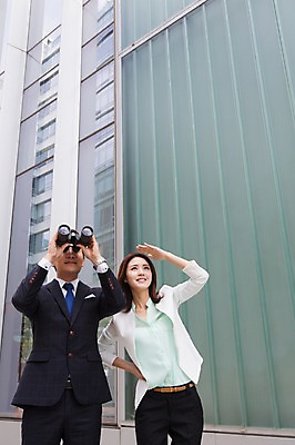 포토 JPG 주간 여자 남자 허리손 비즈니스 모션 서기 웃음 들기 사람 동양인 정장 손짓 상반신 성인 야외 두명 건물 앞모습 30대 망원경 한국인 관찰 비즈니스맨 비즈니스우먼 장년만 성인만 국내포토 자연요소 건축물 옷 뷰포인트 포즈 표정 인종 장년 직장인 파일형식
