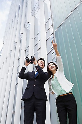 포토 JPG 주간 여자 남자 로우앵글 비즈니스 서기 웃음 들기 사람 동양인 정장 손짓 상반신 성인 야외 두명 건물 앞모습 30대 망원경 한국인 가리킴 관찰 비즈니스맨 비즈니스우먼 장년만 성인만 국내포토 자연요소 건축물 옷 뷰포인트 모션 표정 인종 장년 직장인 파일형식