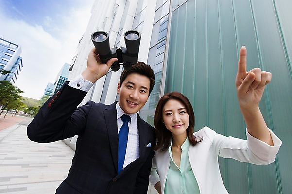 포토 JPG 주간 여자 남자 비즈니스 웃음 들기 사람 동양인 정장 손짓 상반신 성인 야외 두명 건물 앞모습 30대 망원경 한국인 가리킴 관찰 비즈니스맨 비즈니스우먼 장년만 성인만 국내포토 자연요소 건축물 옷 뷰포인트 모션 표정 인종 장년 직장인 파일형식
