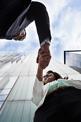 포토 JPG 주간 여자 남자 로우앵글 비즈니스 하늘 악수 서기 사람 동양인 정장 상반신 성인 야외 두명 건물 30대 마주보기 한국인 비즈니스맨 비즈니스우먼 장년만 성인만 국내포토 자연요소 건축물 옷 뷰포인트 모션 인종 손짓 장년 직장인 파일형식