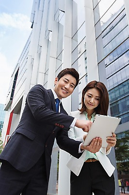 포토 JPG 주간 여자 남자 비즈니스 서기 웃음 들기 사람 동양인 정장 상반신 성인 야외 두명 건물 30대 태블릿 한국인 웹서핑 비즈니스맨 비즈니스우먼 장년만 성인만 국내포토 자연요소 건축물 옷 모션 표정 인종 장년 전자제품 스마트기기 직장인 파일형식
