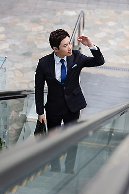 포토 JPG 주간 남자 서류가방 비즈니스 한명 서기 들기 사람 동양인 정장 손짓 성인 야외 30대 한국인 비즈니스맨 에스컬레이터 남자만 남자한명만 성인남자만 성인한명만 성인남자한명만 장년만 장년남자만 장년남자한명만 성인만 국내포토 자연요소 1 옷 가방 모션 인종 장년 직장인 파일형식