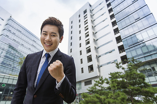 포토 JPG 주간 남자 비즈니스 모션 한명 웃음 사람 동양인 정장 손짓 상반신 성인 야외 건물 앞모습 30대 파이팅 주먹 한국인 비즈니스맨 남자만 남자한명만 성인남자만 성인한명만 성인남자한명만 장년만 장년남자만 장년남자한명만 성인만 국내포토 자연요소 1 건축물 옷 뷰포인트 표정 인종 장년 직장인 파일형식