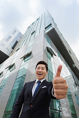 포토 JPG 주간 남자 로우앵글 비즈니스 모션 한명 웃음 사람 동양인 정장 손짓 상반신 성인 야외 건물 앞모습 30대 한국인 엄지손가락 최고 비즈니스맨 남자만 남자한명만 성인남자만 성인한명만 성인남자한명만 장년만 장년남자만 장년남자한명만 성인만 국내포토 자연요소 1 건축물 옷 뷰포인트 손가락 표정 인종 장년 직장인 파일형식