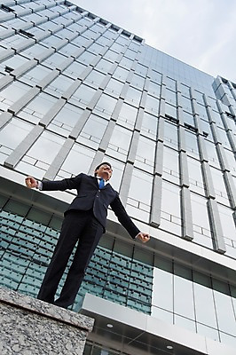 포토 JPG 주간 남자 로우앵글 비즈니스 모션 팔벌리기 한명 서기 사람 동양인 정장 상반신 성인 야외 건물 30대 한국인 비즈니스맨 남자만 남자한명만 성인남자만 성인한명만 성인남자한명만 장년만 장년남자만 장년남자한명만 성인만 국내포토 자연요소 1 건축물 옷 뷰포인트 인종 장년 직장인 파일형식