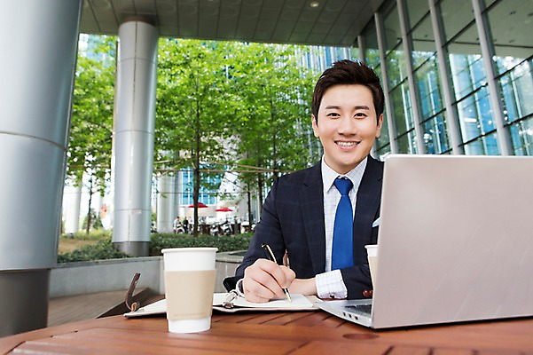 포토 JPG 주간 남자 커피 음료 비즈니스 한명 웃음 사람 동양인 정장 상반신 성인 야외 앞모습 30대 노트북 펜 다이어리 한국인 기록 업무 비즈니스맨 남자만 남자한명만 성인남자만 성인한명만 성인남자한명만 장년만 장년남자만 장년남자한명만 성인만 국내포토 자연요소 1 옷 뷰포인트 표정 인종 장년 전자제품 필기구 사무용품 작업 직장인 파일형식