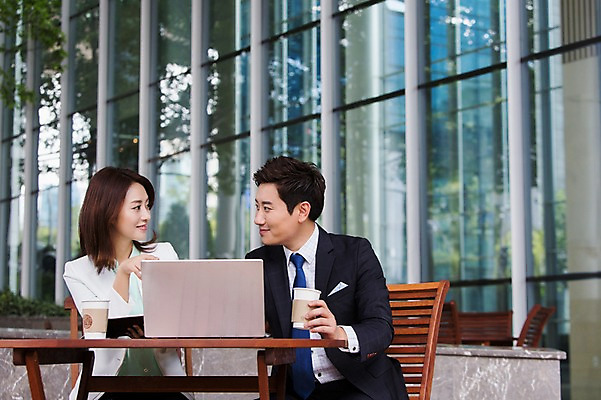 포토 JPG 주간 여자 남자 커피 음료 의자 비즈니스 탁자 웃음 들기 사람 동양인 정장 상반신 성인 야외 두명 앞모습 30대 노트북 마주보기 카페 한국인 업무 비즈니스맨 비즈니스우먼 장년만 성인만 국내포토 자연요소 옷 뷰포인트 가구 모션 표정 인종 장년 전자제품 상점 작업 직장인 파일형식