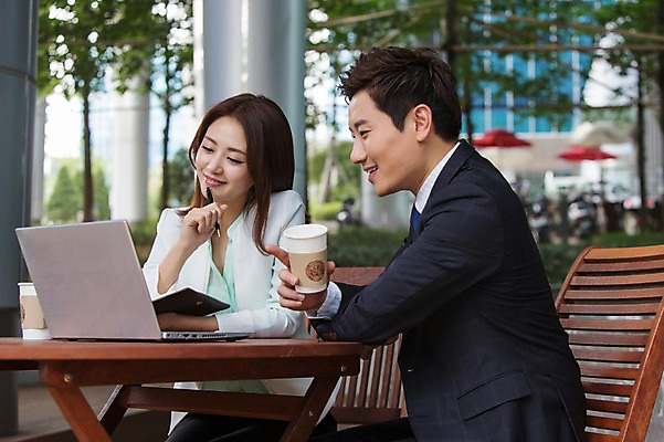 포토 JPG 주간 여자 남자 커피 음료 의자 비즈니스 탁자 웃음 사람 앉기 동양인 정장 상반신 성인 야외 두명 옆모습 30대 노트북 펜 다이어리 카페 한국인 업무 비즈니스맨 비즈니스우먼 장년만 성인만 국내포토 자연요소 옷 뷰포인트 가구 모션 표정 인종 장년 전자제품 필기구 상점 사무용품 작업 직장인 파일형식