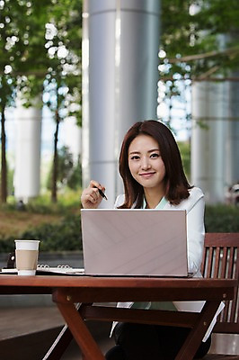 포토 JPG 주간 여자 커피 음료 의자 비즈니스 탁자 한명 웃음 들기 사람 앉기 동양인 정장 상반신 성인 야외 30대 노트북 펜 카페 한국인 업무 비즈니스우먼 여자만 여자한명만 성인여자만 성인한명만 성인여자한명만 장년만 장년여자만 장년여자한명만 성인만 국내포토 자연요소 1 옷 가구 모션 표정 인종 장년 전자제품 필기구 상점 작업 직장인 파일형식