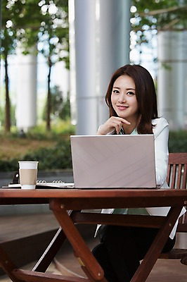 포토 JPG 주간 여자 커피 음료 의자 비즈니스 탁자 한명 웃음 사람 앉기 동양인 정장 상반신 성인 야외 앞모습 30대 노트북 턱괴기 카페 한국인 업무 비즈니스우먼 안식처 여자만 여자한명만 성인여자만 성인한명만 성인여자한명만 장년만 장년여자만 장년여자한명만 성인만 국내포토 자연요소 1 옷 뷰포인트 가구 모션 휴식 표정 인종 장년 전자제품 상점 작업 직장인 파일형식
