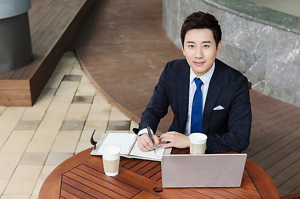 포토 JPG 주간 남자 커피 음료 비즈니스 탁자 한명 웃음 사람 앉기 동양인 정장 상반신 성인 야외 앞모습 30대 노트북 펜 다이어리 카페 한국인 기록 업무 비즈니스맨 안식처 남자만 남자한명만 성인남자만 성인한명만 성인남자한명만 장년만 장년남자만 장년남자한명만 성인만 국내포토 자연요소 1 옷 뷰포인트 가구 모션 휴식 표정 인종 장년 전자제품 필기구 상점 사무용품 작업 직장인 파일형식
