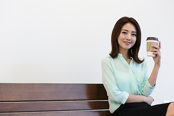 포토 JPG 여자 커피 벤치 비즈니스 휴식 실내 한명 웃음 들기 사람 앉기 동양인 정장 상반신 성인 30대 한국인 비즈니스우먼 여자만 여자한명만 성인여자만 성인한명만 성인여자한명만 장년만 장년여자만 장년여자한명만 성인만 국내포토 1 옷 음료 컨셉 의자 모션 표정 인종 내부 장년 직장인 파일형식