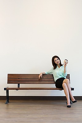 포토 JPG 전신 여자 커피 벤치 비즈니스 휴식 실내 한명 웃음 들기 사람 앉기 동양인 정장 성인 앞모습 30대 한국인 다리꼬기 비즈니스우먼 여자만 여자한명만 성인여자만 성인한명만 성인여자한명만 장년만 장년여자만 장년여자한명만 성인만 국내포토 1 옷 음료 뷰포인트 컨셉 의자 모션 표정 인종 내부 장년 직장인 파일형식