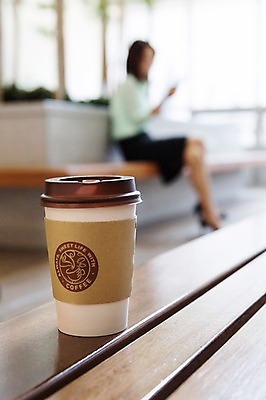 포토 JPG 주간 커피 음료 벤치 휴식 실내 한명 사람 아웃포커스 국내포토 자연요소 1 컨셉 의자 촬영기법 내부 파일형식