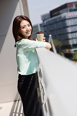 포토 JPG 주간 여자 커피 비즈니스 휴식 한명 서기 웃음 들기 사람 동양인 정장 상반신 성인 야외 옆모습 아웃포커스 30대 한국인 발코니 비즈니스우먼 여자만 여자한명만 성인여자만 성인한명만 성인여자한명만 장년만 장년여자만 장년여자한명만 성인만 국내포토 자연요소 1 옷 음료 뷰포인트 컨셉 모션 촬영기법 표정 인종 장년 직장인 파일형식