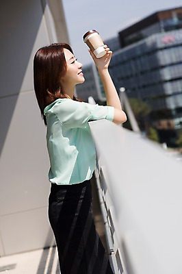포토 JPG 주간 여자 커피 비즈니스 휴식 한명 서기 웃음 들기 사람 동양인 정장 상반신 성인 야외 옆모습 아웃포커스 30대 한국인 발코니 비즈니스우먼 여자만 여자한명만 성인여자만 성인한명만 성인여자한명만 장년만 장년여자만 장년여자한명만 성인만 국내포토 자연요소 1 옷 음료 뷰포인트 컨셉 모션 촬영기법 표정 인종 장년 직장인 파일형식