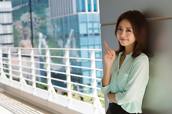 포토 JPG 주간 여자 비즈니스 휴식 한명 웃음 사람 동양인 정장 손짓 상반신 성인 야외 아웃포커스 30대 기댐 한국인 발코니 비즈니스우먼 여자만 여자한명만 성인여자만 성인한명만 성인여자한명만 장년만 장년여자만 장년여자한명만 성인만 국내포토 자연요소 1 옷 컨셉 모션 촬영기법 표정 인종 장년 직장인 파일형식
