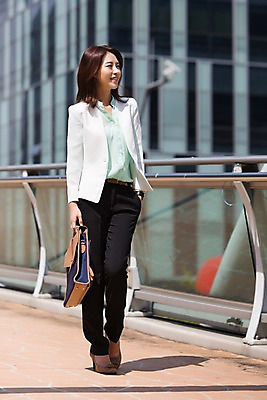 포토 JPG 주간 전신 여자 서류가방 비즈니스 한명 서기 웃음 들기 사람 동양인 정장 성인 야외 아웃포커스 30대 걷기 한국인 비즈니스우먼 출근 육교 가교 여자만 여자한명만 성인여자만 성인한명만 성인여자한명만 장년만 장년여자만 장년여자한명만 성인만 국내포토 자연요소 1 건축물 옷 가방 모션 촬영기법 표정 인종 장년 다리_건축물 직장인 출퇴근 파일형식