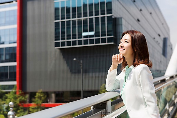 포토 JPG 주간 여자 비즈니스 한명 웃음 사람 동양인 정장 상반신 성인 야외 옆모습 아웃포커스 30대 턱괴기 한국인 비즈니스우먼 육교 가교 여자만 여자한명만 성인여자만 성인한명만 성인여자한명만 장년만 장년여자만 장년여자한명만 성인만 국내포토 자연요소 1 건축물 옷 뷰포인트 모션 촬영기법 표정 인종 장년 다리_건축물 직장인 파일형식