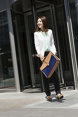 포토 JPG 주간 전신 여자 서류가방 비즈니스 한명 서기 웃음 들기 사람 동양인 정장 성인 야외 30대 걷기 한국인 비즈니스우먼 출근 회전문 여자만 여자한명만 성인여자만 성인한명만 성인여자한명만 장년만 장년여자만 장년여자한명만 성인만 국내포토 자연요소 1 옷 가방 모션 표정 인종 장년 문 직장인 출퇴근 파일형식