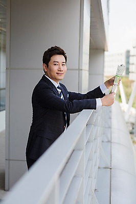 포토 JPG 주간 남자 비즈니스 휴식 한명 서기 웃음 들기 사람 동양인 정장 상반신 성인 야외 옆모습 30대 한국인 발코니 비즈니스맨 신문 신문읽기 남자만 남자한명만 성인남자만 성인한명만 성인남자한명만 장년만 장년남자만 장년남자한명만 성인만 국내포토 자연요소 1 옷 뷰포인트 컨셉 모션 표정 인종 간행물 장년 직장인 뉴스 읽기 파일형식