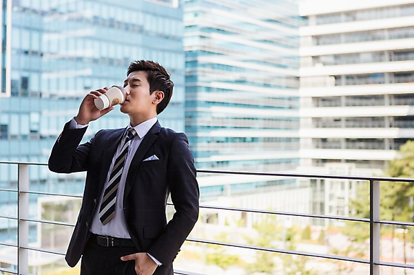 포토 JPG 주간 남자 커피 비즈니스 휴식 한명 서기 들기 사람 동양인 정장 상반신 성인 야외 아웃포커스 30대 눈감음 한국인 마시기 발코니 비즈니스맨 주머니손 남자만 남자한명만 성인남자만 성인한명만 성인남자한명만 장년만 장년남자만 장년남자한명만 성인만 국내포토 자연요소 1 옷 음료 컨셉 모션 촬영기법 인종 장년 직장인 파일형식