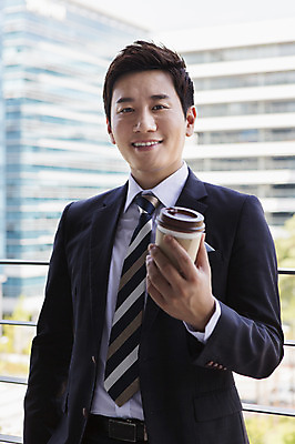 포토 JPG 주간 남자 커피 비즈니스 휴식 한명 서기 웃음 들기 사람 동양인 정장 상반신 성인 야외 앞모습 아웃포커스 30대 한국인 발코니 비즈니스맨 남자만 남자한명만 성인남자만 성인한명만 성인남자한명만 장년만 장년남자만 장년남자한명만 성인만 국내포토 자연요소 1 옷 음료 뷰포인트 컨셉 모션 촬영기법 표정 인종 장년 직장인 파일형식