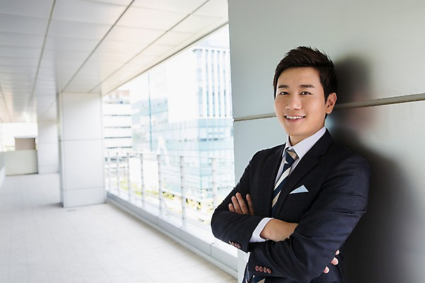 포토 JPG 주간 남자 비즈니스 휴식 한명 웃음 사람 동양인 정장 상반신 성인 야외 30대 팔짱 기댐 한국인 발코니 비즈니스맨 남자만 남자한명만 성인남자만 성인한명만 성인남자한명만 장년만 장년남자만 장년남자한명만 성인만 국내포토 자연요소 1 옷 컨셉 모션 표정 인종 장년 직장인 파일형식