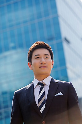 포토 JPG 주간 남자 비즈니스 한명 사람 동양인 정장 상반신 성인 야외 건물 앞모습 아웃포커스 30대 한국인 비즈니스맨 남자만 남자한명만 성인남자만 성인한명만 성인남자한명만 장년만 장년남자만 장년남자한명만 성인만 국내포토 자연요소 1 건축물 옷 뷰포인트 촬영기법 인종 장년 직장인 파일형식