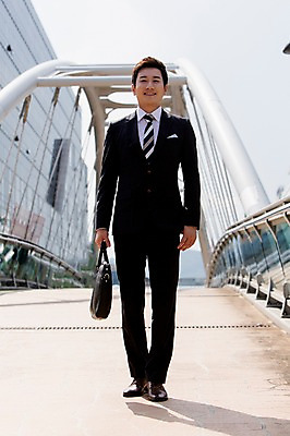 포토 JPG 주간 전신 남자 서류가방 비즈니스 한명 서기 웃음 들기 사람 동양인 정장 성인 야외 앞모습 30대 한국인 비즈니스맨 출근 육교 가교 남자만 남자한명만 성인남자만 성인한명만 성인남자한명만 장년만 장년남자만 장년남자한명만 성인만 국내포토 자연요소 1 건축물 옷 뷰포인트 가방 모션 표정 인종 장년 다리_건축물 직장인 출퇴근 파일형식