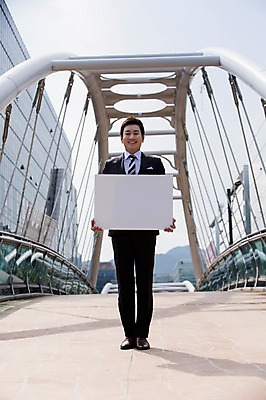 포토 JPG 주간 전신 남자 비즈니스 안내 프레임 한명 서기 웃음 들기 사람 동양인 정장 성인 야외 앞모습 30대 한국인 비즈니스맨 알림 육교 가교 남자만 남자한명만 성인남자만 성인한명만 성인남자한명만 장년만 장년남자만 장년남자한명만 성인만 국내포토 자연요소 1 건축물 옷 뷰포인트 모션 표정 인종 장년 다리_건축물 직장인 파일형식