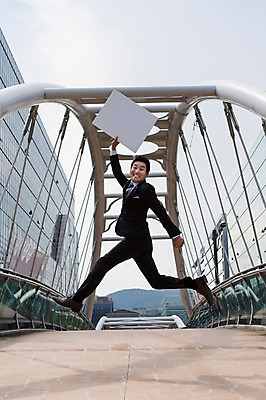 포토 JPG 주간 전신 남자 비즈니스 모션 안내 프레임 한명 들기 사람 동양인 정장 성인 야외 옆모습 30대 점프 한국인 비즈니스맨 알림 육교 가교 남자만 남자한명만 성인남자만 성인한명만 성인남자한명만 장년만 장년남자만 장년남자한명만 성인만 국내포토 자연요소 1 건축물 옷 뷰포인트 인종 장년 다리_건축물 직장인 파일형식