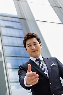 포토 JPG 주간 남자 비즈니스 악수 한명 웃음 사람 동양인 정장 손짓 상반신 성인 야외 앞모습 아웃포커스 30대 한국인 비즈니스맨 손내밀기 남자만 남자한명만 성인남자만 성인한명만 성인남자한명만 장년만 장년남자만 장년남자한명만 성인만 국내포토 자연요소 1 옷 뷰포인트 모션 촬영기법 표정 인종 장년 직장인 파일형식