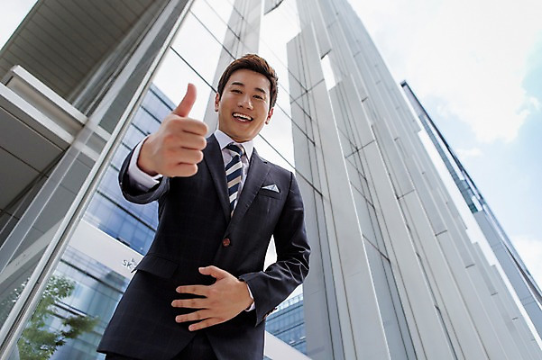 포토 JPG 주간 남자 로우앵글 비즈니스 모션 한명 웃음 사람 동양인 정장 손짓 상반신 성인 야외 건물 앞모습 30대 한국인 엄지손가락 최고 비즈니스맨 남자만 남자한명만 성인남자만 성인한명만 성인남자한명만 장년만 장년남자만 장년남자한명만 성인만 국내포토 자연요소 1 건축물 옷 뷰포인트 손가락 표정 인종 장년 직장인 파일형식