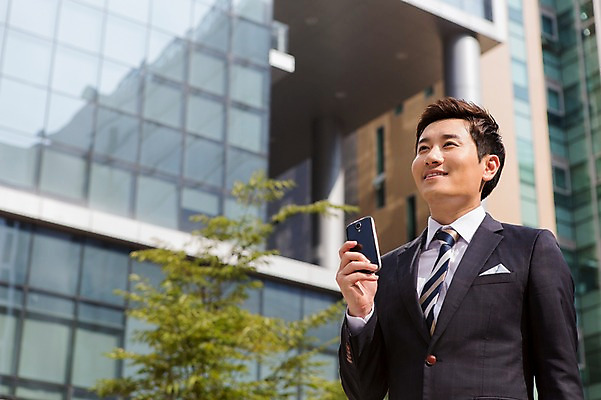 포토 JPG 주간 남자 비즈니스 한명 웃음 들기 사람 동양인 정장 상반신 성인 야외 건물 아웃포커스 30대 스마트폰 핸드폰 한국인 비즈니스맨 남자만 남자한명만 성인남자만 성인한명만 성인남자한명만 장년만 장년남자만 장년남자한명만 성인만 국내포토 자연요소 1 건축물 옷 모션 촬영기법 표정 인종 장년 전자제품 스마트기기 직장인 파일형식