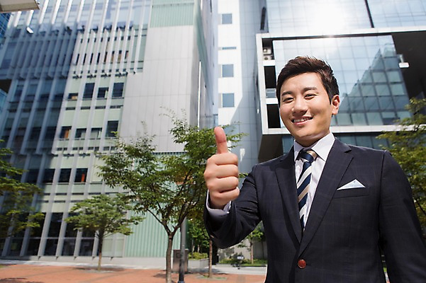 포토 JPG 주간 남자 비즈니스 모션 한명 웃음 사람 동양인 정장 손짓 상반신 성인 야외 건물 앞모습 30대 한국인 엄지손가락 최고 비즈니스맨 남자만 남자한명만 성인남자만 성인한명만 성인남자한명만 장년만 장년남자만 장년남자한명만 성인만 국내포토 자연요소 1 건축물 옷 뷰포인트 손가락 표정 인종 장년 직장인 파일형식