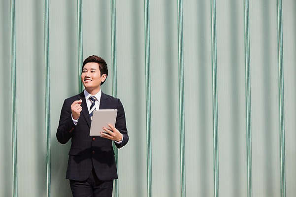 포토 JPG 주간 남자 비즈니스 모션 한명 웃음 들기 사람 동양인 정장 상반신 성인 야외 앞모습 30대 태블릿 한국인 웹서핑 비즈니스맨 남자만 남자한명만 성인남자만 성인한명만 성인남자한명만 장년만 장년남자만 장년남자한명만 성인만 국내포토 자연요소 1 옷 뷰포인트 표정 인종 장년 전자제품 스마트기기 직장인 파일형식