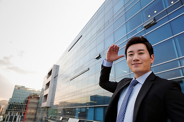 포토 JPG 주간 남자 비즈니스 모션 한명 웃음 사람 동양인 정장 손짓 상반신 성인 야외 건물 30대 한국인 비즈니스맨 남자만 남자한명만 성인남자만 성인한명만 성인남자한명만 장년만 장년남자만 장년남자한명만 성인만 국내포토 자연요소 1 건축물 옷 표정 인종 장년 직장인 파일형식