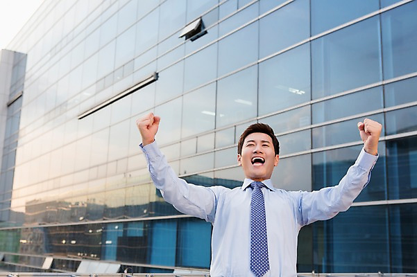 포토 JPG 주간 남자 비즈니스 모션 한명 웃음 사람 동양인 정장 상반신 성인 야외 건물 앞모습 30대 손들기 기쁨 한국인 비즈니스맨 남자만 남자한명만 성인남자만 성인한명만 성인남자한명만 장년만 장년남자만 장년남자한명만 성인만 국내포토 자연요소 1 건축물 옷 감정 뷰포인트 표정 인종 장년 직장인 파일형식