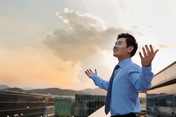 포토 JPG 주간 남자 비즈니스 모션 하늘 팔벌리기 한명 웃음 사람 동양인 정장 상반신 성인 야외 옆모습 30대 눈감음 한국인 비즈니스맨 남자만 남자한명만 성인남자만 성인한명만 성인남자한명만 장년만 장년남자만 장년남자한명만 성인만 국내포토 자연요소 1 옷 뷰포인트 표정 인종 장년 직장인 파일형식