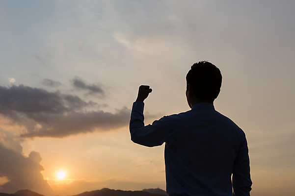 포토 JPG 주간 구름 남자 실루엣 비즈니스 모션 하늘 한명 사람 손짓 상반신 야외 태양 노을 파이팅 주먹 남자만 남자한명만 국내포토 자연요소 1 촬영기법 파일형식